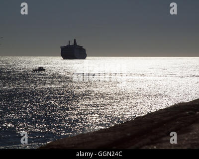 Newcastle Upon Tyne, 6 agosto 2016, UK Meteo. DFDS '', la 31788T ''Re Seaway"' ferry stagliano contro il Rising Sun sul suo approccio al Porto di Tyne, North Tyneside. Credito: James Walsh Alamy/Live News Foto Stock