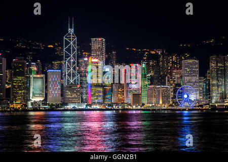 Hong Kong, Hong Kong, Cina. Xxv Luglio, 2016. Le luci dello skyline di Hong Kong riflette nelle acque del porto di Victoria. © Jayne Russell/ZUMA filo/Alamy Live News Foto Stock