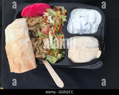 Skanderborg, Danimarca. 05 Ago, 2016. "Kabsa, ' un siriano piatto di riso, preparato dai rifugiati a 'Smukfest' music festival di Skanderborg, Danimarca, 05 agosto 2016. Foto: JULIA WAESCHENBACH/dpa/Alamy Live News Foto Stock