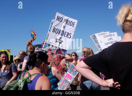 Brighton SUSSEX REGNO UNITO 6 Agosto 2016 - Migliaia di persone partecipano al Brighton e Hove orgoglio parata della Comunità a partire da Prati di Hove e la finitura a Preston Park . La tre giorni di Brighton e Hove Pride Festival è il più grande nel regno Unito Credito: Simon Dack/Alamy Live News Foto Stock