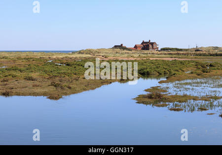 Brancaster, Norfolk, Inghilterra, Regno Unito. Il 6 agosto 2016. Regno Unito meteo. Alta Marea inondazioni palude dietro il Brancaster golf club sulla costa di Norfolk. Credito: Stuart Aylmer/Alamy Live News Foto Stock