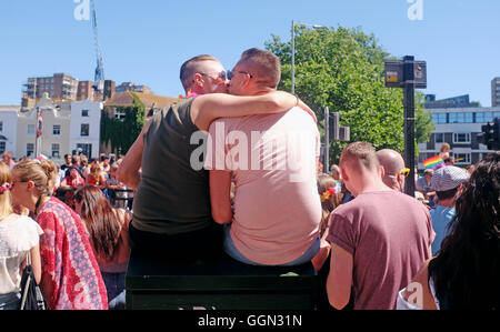 Brighton SUSSEX REGNO UNITO 6 Agosto 2016 - Migliaia di persone partecipano al Brighton e Hove orgoglio parata della Comunità a partire da Prati di Hove e la finitura a Preston Park . La tre giorni di Brighton e Hove Pride Festival è il più grande nel regno Unito Credito: Simon Dack/Alamy Live News Foto Stock