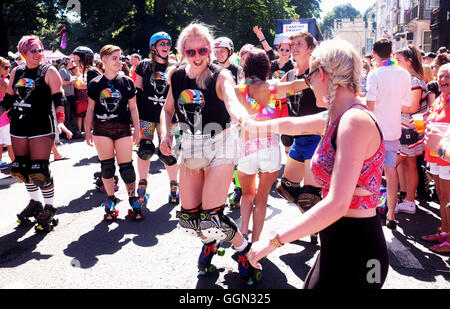 Brighton SUSSEX REGNO UNITO 6 Agosto 2016 - Migliaia di persone partecipano al Brighton e Hove orgoglio parata della Comunità a partire da Prati di Hove e la finitura a Preston Park . La tre giorni di Brighton e Hove Pride Festival è il più grande nel regno Unito Credito: Simon Dack/Alamy Live News Foto Stock