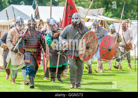 Tettenhall Wolverhampton, Regno Unito. 6 agosto 2016. Wolverhampton Wednesfield History Society Battaglia di Wodensfield rievocazione del 5 agosto 910 A.D. La battaglia di Tettenhall (talvolta chiamata la Battaglia di Wednesfield o Wōdnesfeld) ha avuto luogo, secondo la cronaca anglosassone, vicino a Tettenhall Wolverhampton il 5 Agosto 910. Le forze alleate di mercia e Wessex ha incontrato un esercito di Northumbrian vichinghi in Mercia. Credito: David Holbrook/Alamy Live News Foto Stock