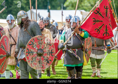 Tettenhall Wolverhampton, Regno Unito. 6 agosto 2016. Wolverhampton Wednesfield History Society Battaglia di Wodensfield rievocazione del 5 agosto 910 A.D. La battaglia di Tettenhall (talvolta chiamata la Battaglia di Wednesfield o Wōdnesfeld) ha avuto luogo, secondo la cronaca anglosassone, vicino a Tettenhall Wolverhampton il 5 Agosto 910. Le forze alleate di mercia e Wessex ha incontrato un esercito di Northumbrian vichinghi in Mercia. Credito: David Holbrook/Alamy Live News Foto Stock