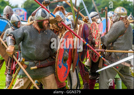 Tettenhall Wolverhampton, Regno Unito. 6 agosto 2016. Wolverhampton Wednesfield History Society Battaglia di Wodensfield rievocazione del 5 agosto 910 A.D. La battaglia di Tettenhall (talvolta chiamata la Battaglia di Wednesfield o Wōdnesfeld) ha avuto luogo, secondo la cronaca anglosassone, vicino a Tettenhall Wolverhampton il 5 Agosto 910. Le forze alleate di mercia e Wessex ha incontrato un esercito di Northumbrian vichinghi in Mercia. Credito: David Holbrook/Alamy Live News Foto Stock