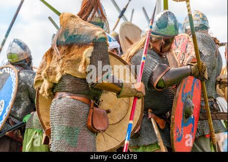 Tettenhall Wolverhampton, Regno Unito. 6 agosto 2016. Wolverhampton Wednesfield History Society Battaglia di Wodensfield rievocazione del 5 agosto 910 A.D. La battaglia di Tettenhall (talvolta chiamata la Battaglia di Wednesfield o Wōdnesfeld) ha avuto luogo, secondo la cronaca anglosassone, vicino a Tettenhall Wolverhampton il 5 Agosto 910. Le forze alleate di mercia e Wessex ha incontrato un esercito di Northumbrian vichinghi in Mercia. Credito: David Holbrook/Alamy Live News Foto Stock