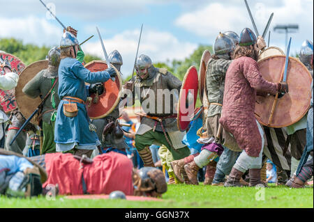 Tettenhall Wolverhampton, Regno Unito. 6 agosto 2016. Wolverhampton Wednesfield History Society Battaglia di Wodensfield rievocazione del 5 agosto 910 A.D. La battaglia di Tettenhall (talvolta chiamata la Battaglia di Wednesfield o Wōdnesfeld) ha avuto luogo, secondo la cronaca anglosassone, vicino a Tettenhall Wolverhampton il 5 Agosto 910. Le forze alleate di mercia e Wessex ha incontrato un esercito di Northumbrian vichinghi in Mercia. Credito: David Holbrook/Alamy Live News Foto Stock