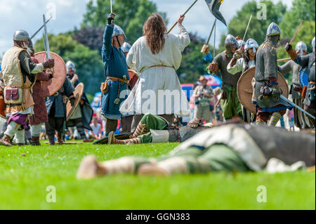 Tettenhall Wolverhampton, Regno Unito. 6 agosto 2016. Wolverhampton Wednesfield History Society Battaglia di Wodensfield rievocazione del 5 agosto 910 A.D. La battaglia di Tettenhall (talvolta chiamata la Battaglia di Wednesfield o Wōdnesfeld) ha avuto luogo, secondo la cronaca anglosassone, vicino a Tettenhall Wolverhampton il 5 Agosto 910. Le forze alleate di mercia e Wessex ha incontrato un esercito di Northumbrian vichinghi in Mercia. Credito: David Holbrook/Alamy Live News Foto Stock