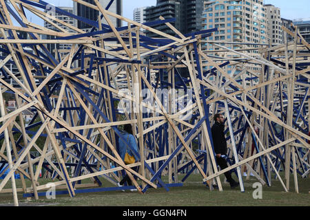 Sydney, Australia. Il 6 agosto 2016. La scultura a Barangaroo corre da 6-21 agosto 2016. Esso dispone di 14 opere di artisti australiani aborigeni compresi. È il primo evento del genere in corsa fino al parco del primo compleanno. Nella foto: 'Costruzione Barangaroo 2016' da Marley Dawson. Credito: Richard Milnes/Alamy Live News Foto Stock