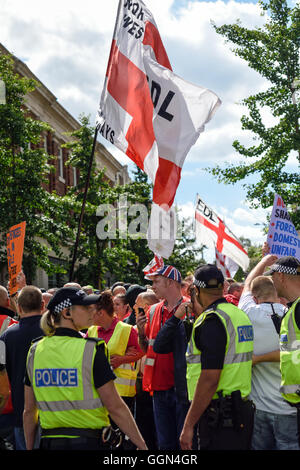 Nottingham, Regno Unito. 06 Ago, 2016. L'EDL 'Inglese Lega difesa tenutasi a marzo attraverso il centro della città di Nottingham questo pomeriggio intorno 200 attivista ha preso parte . Vi è stata una fortissima presenza della polizia con montato, e riot poliziotti a dovere., gran parte del lato ovest della città fu chiuso. Un contatore-dimostrazione ha avuto luogo anche fuori la numerazione EDL da almeno 2-1 Credito: Ian Francesco/Alamy Live News Foto Stock