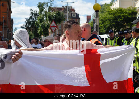 Nottingham, Regno Unito. 06 Ago, 2016. L'EDL 'Inglese Lega difesa tenutasi a marzo attraverso il centro della città di Nottingham questo pomeriggio intorno 200 attivista ha preso parte . Vi è stata una fortissima presenza della polizia con montato, e riot poliziotti a dovere., gran parte del lato ovest della città fu chiuso. Un contatore-dimostrazione ha avuto luogo anche fuori la numerazione EDL da almeno 2-1 Credito: Ian Francesco/Alamy Live News Foto Stock