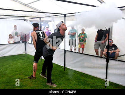 Vapefest il festival per gli appassionati di Vaping a Shrewsbury Regno Unito 6 agosto 2016. "La Battaglia delle Nuvole" vapers due concorrenti di espirare il più grande vape cloud. Credito: David Bagnall/Alamy Live News Foto Stock