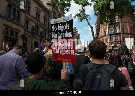 Nottingham, Regno Unito, sabato 6 agosto, 2016. Membri della Difesa inglese League (EDL) tenere una grande manifestazione nel centro citta' di Nottingham, Inghilterra. Il rally ha cominciato a 13:30 vicino a Derry Mount, la posizione dove Carlo mi ha sollevato la sua Royal Standard per indicare l'inizio della guerra civile inglese nel 1642. I manifestanti sono stati poi scortati dalla polizia attraverso il centro della città e su per Speakers corner, dove sono stati fatti discorsi, protestando l'aumento di "L'Islam radicale e ala sinistra razzismo verso l'inglese'. Credito: Byron Kirk/Alamy Live News Foto Stock