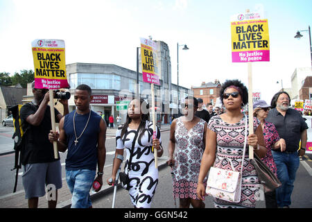 North London UK Agosto 2016 - Gli amici e i familiari di Mark Duggan fuori Tottenham stazione di polizia. Tottemham membri di comunità ricorda al di fuori di Tottenham stazione di polizia. 6 agosto 2016 segna il quinto anniversario del 2011 Tottenham tumulti, che sono seguite dalla ripresa di Mark Duggan. Credito: Dinendra Haria/Alamy Live News Foto Stock