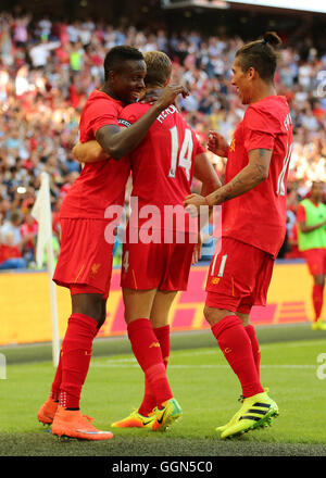 Lo stadio di Wembley, Londra, Regno Unito. 06 Ago, 2016. International Champions Cup Calcio. Liverpool contro il Barcellona. Liverpool avanti Divock Origi celebra con il Liverpool'sr Jordan Henderson e Roberto Firmino dopo il punteggio di Liverpool passato terzo portiere Barcalona Claudio Bravo, 3-0 Credito: Azione Sport Plus/Alamy Live News Foto Stock