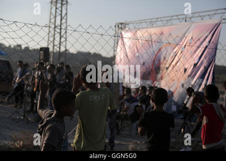 Beit Hanun nella Striscia di Gaza. 6 agosto 2016. Banda palestinese Dawaween, che hanno negato l'accesso per eseguire in un festival a Gerusalemme, offrono un livello di prestazioni come parte di una protesta contro la negazione di Beit Hanun, vicino a Erez punto di incrocio con Israele, nel nord della Striscia di Gaza il 6 agosto 2016. Credito: Mohammed zaanoun/Alamy Live News Foto Stock