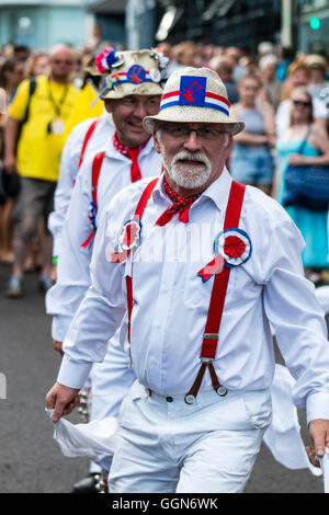 Inglese tradizionale ballerini folk, Hartley Morris lato, dancing in città alta via durante il annualmente Broadstairs Settimana della Musica Folk di parata. Foto Stock