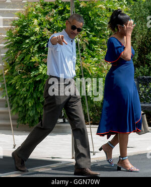 Washington, Stati Uniti 06 Ago, 2016. Presidente Barak Obama e la first lady Michelle Obama a piedi fuori dalla Casa Bianca a sud Portico sul loro modo a Marina Uno per avviare le loro vacanze estive Credito: mark reinstein/Alamy Live News Foto Stock