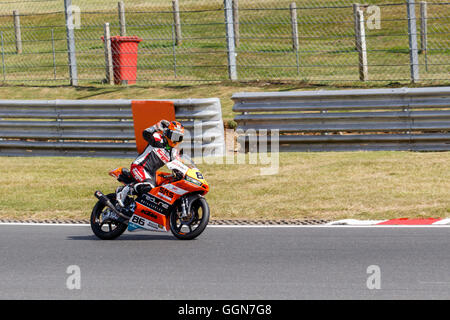 Brands Hatch, UK, 6 agosto 2016. Charlie Nesbitt punzoni l'aria nella delizia dopo la vittoria del round 7 del 2016 le prestazioni di HEL Motostar campionato, una delle gare di supporto al round 7 del 2016 Campionato BSB . Rick diacono / Alamy Live News Foto Stock