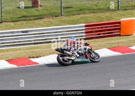 Brands Hatch, UK, 6 agosto 2016. Jenny Tinmouth equitazione per la Honda Racing Team durante il BSB Datatag turno di qualificazione. Rick diacono / Alamy Live News Foto Stock