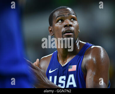 Kevin Durant del team USA si affaccia su durante l'evento di pallacanestro del Rio 2016 Giochi Olimpici alla Carioca Arena 1, Rio de Janeiro, Brasile, 6 agosto 2016. Foto: Lukas Schulze/dpa Foto Stock