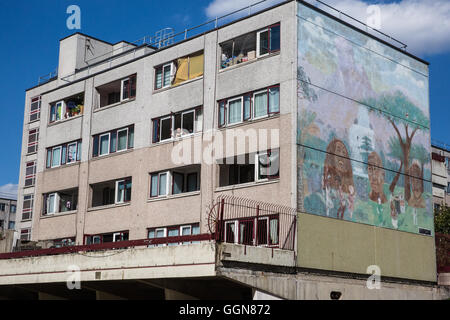 Londra, Regno Unito. 6 agosto 2016. Un residente locale sulla Broadwater Fattoria orologi sostenitori della giustizia per Mark Duggan campagna marciando a Tottenham stazione di polizia nel quinto anniversario di Mark Duggan la morte in una polizia di scatto. Foto Stock