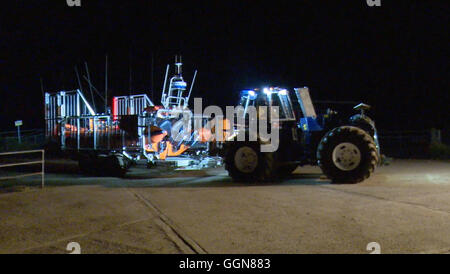 Segale, East Sussex, Regno Unito. Il 7 agosto, 2016. Un progetto pilota è mancante dopo un aeromobile leggero si è schiantato in mare al largo della costa sud. Il piano è sceso a circa mezzo miglio fuori del porto di segale, East Sussex, appena dopo le 17:00 BST. Due elicotteri guardia costiera e di imbarcazioni di salvataggio RNLI cercato l'area per il pilota, che è stato pensato per essere l'unica persona a bordo. Il velivolo e pilota non sono stati trovati, sebbene alcuni relitti che era stata trovata si è incagliata, la polizia ha detto. Credito: uknip/Alamy Live News Foto Stock