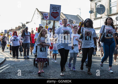 Londra, Regno Unito. 6 agosto 2016. I parenti di Jermaine Baker, che è stato ucciso dalla polizia lo scorso anno, marzo con la giustizia per Mark Duggan campagna dal Broadwater Fattoria a Tottenham stazione di polizia a segnare il quinto anniversario di Mark Duggan la morte in una polizia di scatto. Foto Stock