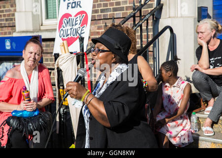 Londra, Regno Unito. 6 agosto 2016. Myrna Simpson, madre di gioia Gardner, morto nel 1993 dopo essere stato legato e imbavagliato dalla polizia, indirizzi i sostenitori della giustizia per Mark Duggan campagna, e altre campagne in rappresentanza delle famiglie colpite da morti in custodia della polizia, al di fuori di Tottenham stazione di polizia nel quinto anniversario di Mark Duggan la morte in una polizia di scatto. Foto Stock