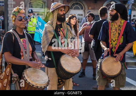 Londra, Regno Unito. 6 agosto 2016. Djembe batteristi fuori Tottenham stazione di polizia nel quinto anniversario di Mark Duggan la morte in una polizia di scatto. Foto Stock