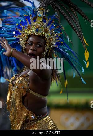 (160806) -- RIO DE JANEIRO il 6 agosto 2016 (Xinhua) -- un'attrice esegue samba al Sambodromo di Rio de Janeiro, Brasile, su il 6 agosto 2016. ?Xinhua/Wang Haofei?(xr) Foto Stock