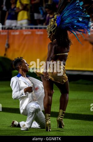 (160806) -- RIO DE JANEIRO il 6 agosto 2016 (Xinhua) -- artisti eseguono samba al Sambodromo di Rio de Janeiro, Brasile, su il 6 agosto 2016. ?Xinhua/Wang Haofei?(xr) Foto Stock