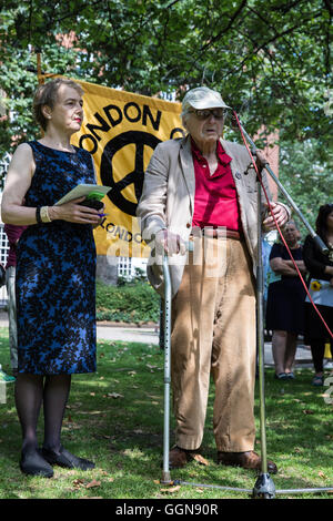 Londra, Regno Unito. 6 agosto 2016. Walter Wolfgang, un profugo dalla Germania nazista e vicepresidente della Campagna per il disarmo nucleare (CND), affronta la pace gli attivisti che frequentano l annuale Giornata di Hiroshima anniversario in Tavistock Square, accanto all'Hiroshima commemorativo ciliegio. Credito: Mark Kerrison/Alamy Live News Foto Stock