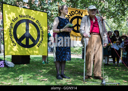 Londra, Regno Unito. 6 agosto 2016. Walter Wolfgang, un profugo dalla Germania nazista e vicepresidente della Campagna per il disarmo nucleare (CND), affronta la pace gli attivisti che frequentano l annuale Giornata di Hiroshima anniversario in Tavistock Square, accanto all'Hiroshima commemorativo ciliegio. Credito: Mark Kerrison/Alamy Live News Foto Stock