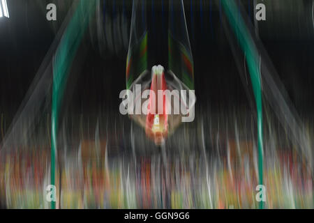 Un atleta esegue sugli anelli durante il maschile di Ginnastica Artistica evento del Rio 2016 Giochi Olimpici a Rio Olympic Arena, Rio de Janeiro, Brasile, 6 agosto 2016. Foto: Lukas Schulze/dpa Foto Stock