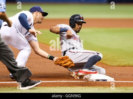 San Pietroburgo, Florida, Stati Uniti d'America. Il 6 agosto, 2016. Sarà VRAGOVIC | Orari.Tampa Bay Rays terzo baseman Evan Longoria (3) rende il tag in Minnesota Twins left fielder Eddie Rosario (20) alla fine della parte superiore del secondo inning di gioco tra il Minnesota Twins e il Tampa Bay Rays in campo Tropicana a San Pietroburgo, Fla. sabato il 6 agosto 2016. Credito: Sarà Vragovic/Tampa Bay volte/ZUMA filo/Alamy Live News Foto Stock