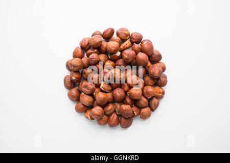Pila di nocciole in forma di un cerchio Foto Stock