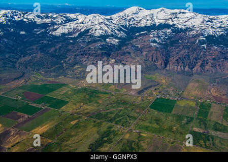 Vista aerea di terreni agricoli e di montagna, Cedarville, California, Stati Uniti, Foto Stock