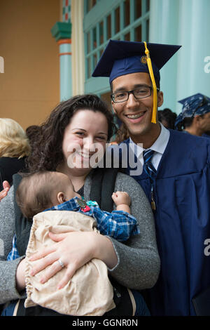 Famiglia celebra con laurea dopo inizio per il Western governatori University, pienamente accreditato università online Foto Stock