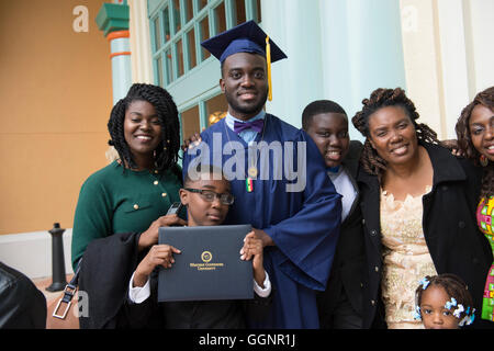 Famiglia celebra con laurea dopo inizio per il Western governatori University, pienamente accreditato università online Foto Stock