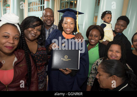 Famiglia celebra con laurea dopo inizio per il Western governatori University, pienamente accreditato università online Foto Stock