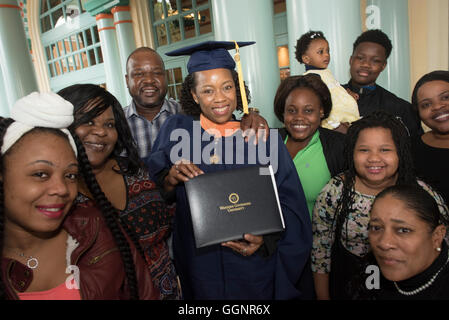 Famiglia celebra con laurea dopo inizio per il Western governatori University, pienamente accreditato università online Foto Stock