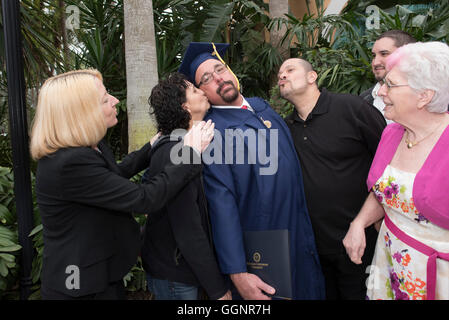 Famiglia celebra con laurea dopo inizio per il Western governatori University, pienamente accreditato università online Foto Stock