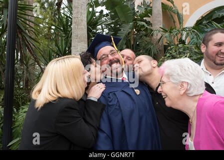 Famiglia celebra con laurea dopo inizio per il Western governatori University, pienamente accreditato università online Foto Stock