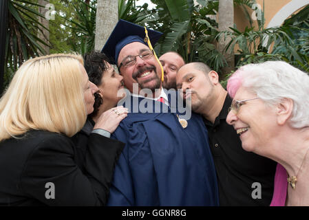 Famiglia celebra con laurea dopo inizio per il Western governatori University, pienamente accreditato università online Foto Stock