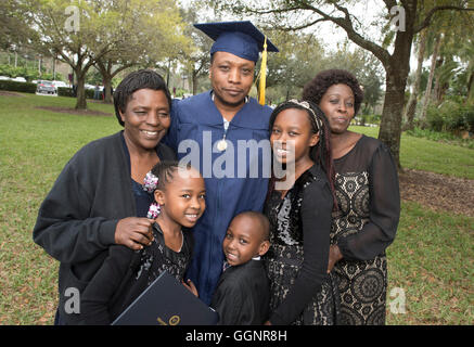 Famiglia celebra con laurea dopo inizio per il Western governatori University, pienamente accreditato università online Foto Stock