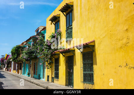 Strada colorato con architettura coloniale e una bandiera colombiana a Cartagena, Colombia Foto Stock