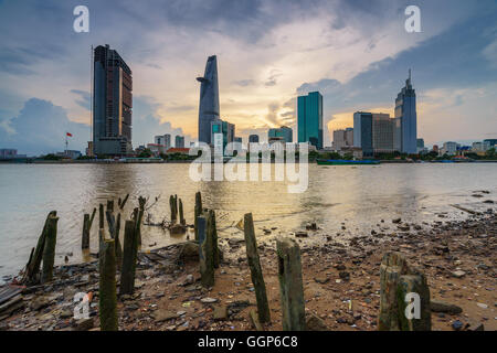 Business e il centro amministrativo della città di Ho chi minh a Saigon riverbank in sunset (HDR), a Saigon, Vietnam Foto Stock