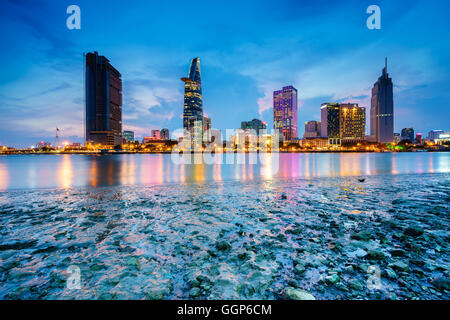 Vista notturna di business e il centro amministrativo della città di Ho chi minh a Saigon riverbank in Twilight, Vietnam Foto Stock